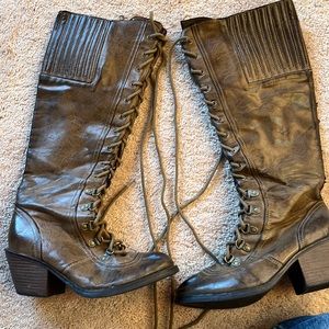 Lave up boots size 6 fair